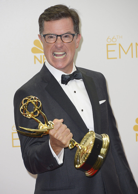 Stephen Colbert posa con el premio a mejor serie de variedades por 'The Colbert Report.'