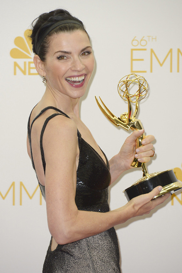 Juliana Margulies posa con el premio a mejor actriz principal en serie de drama por 'The Good Wife.' 