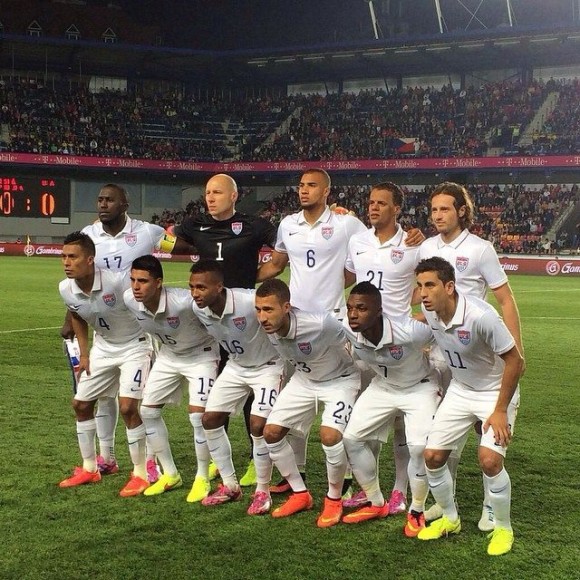 1 - Estados Unidos: Guzan; Chandler, Brooks, Orozco, Johnson; Diskerud, Corona, Bedoya; Green, Altidore, Gyau.