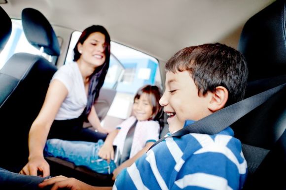Casi un 90 % de padres deja de usar las sillas de seguridad en los autom&oacute;viles antes de que los ni&ntilde;os sean lo suficientemente altos como para viajar s&oacute;lo con el cintur&oacute;n de seguridad del asiento.