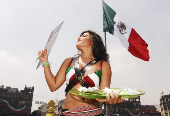 Una joven mexicana del grupo ambientalista Animal Naturalis viste ropas de mujer revolucionaria o "Adelita"  en el Z&oacute;calo de Ciudad de M&eacute;xico, para concientizar a los ciudadanos sobre el consumo de comida vegetariana y persuadirlos a no consumir carne.