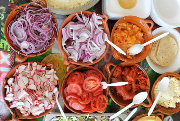 Vista general de varios aderezos con los cuales se acompa&ntilde;a el pozoleen Ciudad de M&eacute;xico. El pozole es una de las preparaciones m&aacute;s demandadas durante las festividades de la Independencia del pa&iacute;s. El 15 de septiembre se rememora en esta naci&oacute;n la noche de 1810 cuando el cura Miguel Hidalgo y Costilla, junto con miles de mexicanos, iniciaron la gesta para obtener el reconocimiento de Independencia.