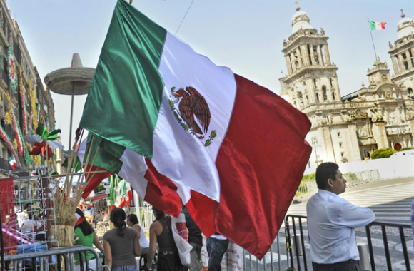 Un puesto ambulante de venta de banderas, sombreros y emblemas t&iacute;picos en el Z&oacute;calo de Ciudad de M&eacute;xico 