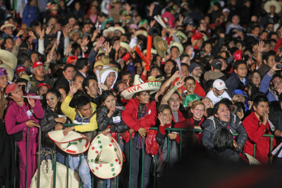 Miles de mexicanos observan fuegos artificiales  en 2013, luego de que el presidente de M&eacute;xico, Enrique Pe&ntilde;a Nieto, lanzara el tradicional grito para conmemorar los 203 a&ntilde;os desde el inicio de la gesta de la independencia, en el Z&oacute;calo de Ciudad de M&eacute;xico 