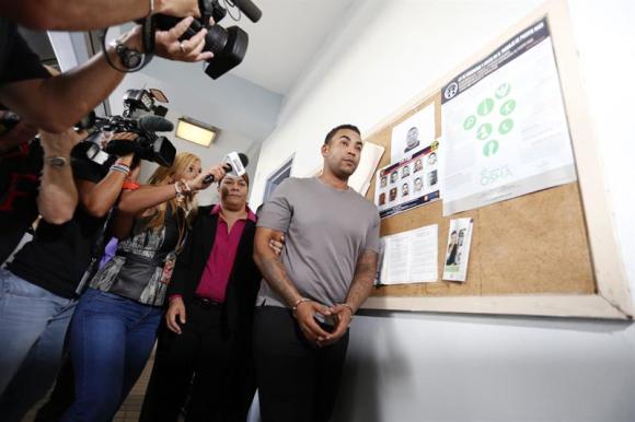 El reguetonero Don Omar llega arrestado a la comandancia de Bayam&oacute;n (Puerto Rico). 