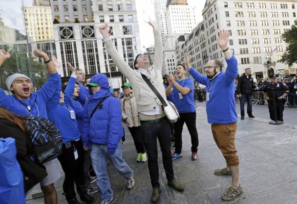 Andreas Gibson (c) es ovacionado por los empleados de la tienda tras ser la primera persona en Nueva York en hacers con un terminal del modelo iPhone 6, en la tienda de Apple de la Quinta Avenida en Nueva York.