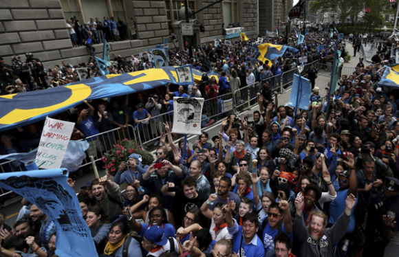 Cientos de personas participaron en esta manifestaci&oacute;n por el distrito financiero de Nueva York para protestar por el papel de las grandes corporaciones de Wall Street en el cambio clim&aacute;tico. 