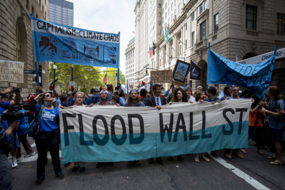 Manifestantes participan en la marcha "Inundemos Wall Street" en Nueva York. 