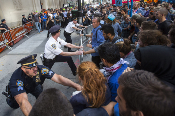 Polic&iacute;as se enfrentan a manifestantes en la marcha "Inundemos Wall Street". 