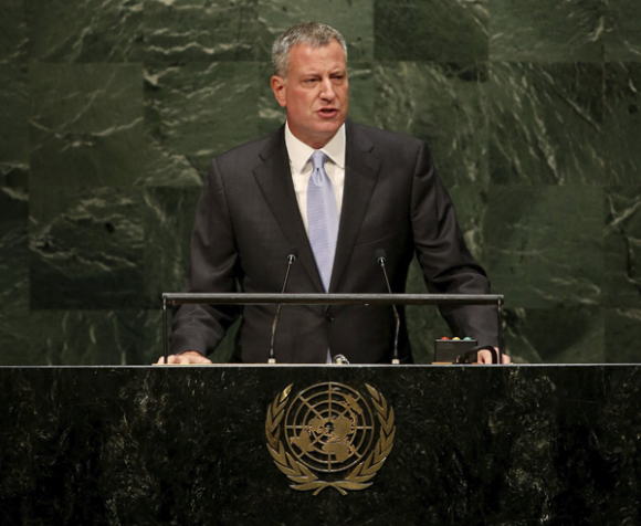 El alcalde de Nueva York, Bill de Blasio, interviene en la Cumbre del Clima en la sede de las Naciones Unidas en Nueva York junto a su familia.