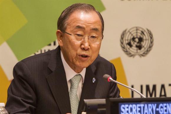 El secretario general de Naciones Unidas, Ban-Ki-Moon, preside junto a los presidentes de Francia, Fran&ccedil;ois Hollande y de Per&uacute;, Ollanta Humala (no aparecen en la imagen) una de las reuniones de trabajo de la Cumbre del Clima convocada para fijar criterios en la lucha contra el calentamiento global y que se desarrolla en la sede de la ONU. 