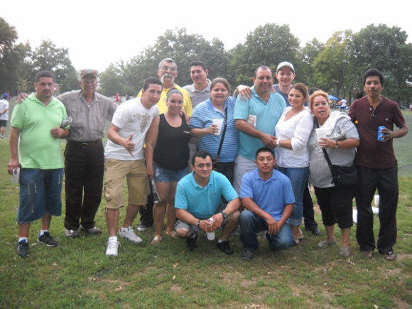 Dirigentes y socios del Corinto F.C. / "Edmundo 'Mundo' Granados" (+) que vienen desempenando una buena campa&ntilde;a en la Liga Guatemala. Entre ellos Abilio "Burro" Benitez y Sra.; Dona Tere Valdez; Jeannette Martinez; Jose "Repollo" Leon; Milton Valdez Head Coach y el Tio. (Foto Buki Chapin).