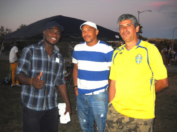 Samuel Caballero, ex-seleccionado hondure&ntilde;o (i) y Leo Morales, tambi&eacute;n ex-profesional del f&uacute;tbol catracho estuvieron en la canchas del parque Ferry Point y aprovecharon para aconsejar y deserale mucha suerte a Yanuario "Nayo" Paz, asistente t&eacute;cnico del Deportivo Aguila, en el compromiso de 'revancha' este domingo contra el Cosmos. (Foto Buki Chapin).  