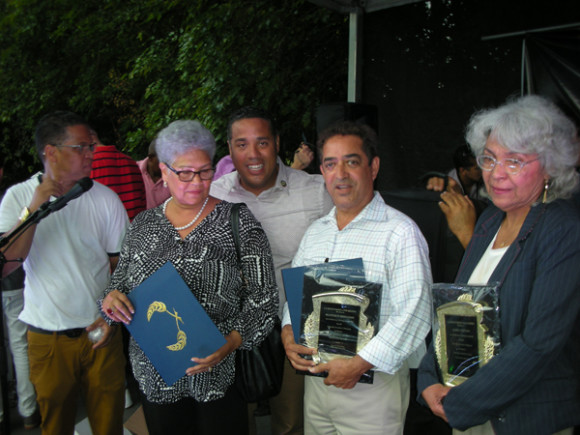 Francisco Fernández, fué reconocido con una placa y un pergamino en esta ciudad por "La gran parrillada liniera", una organización dirigida por activistas oriundos de la ciudad de Mao, República Dominicana.