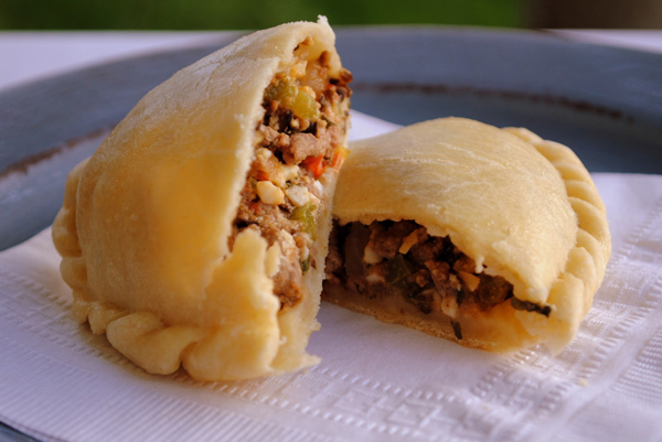 Las empanadas fueron las reinas de la velada y no hubo un solo asistente que no se deleitara con esta simbólica delicia hispana.