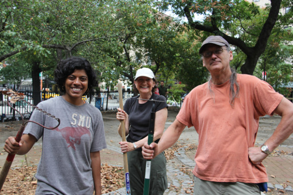 La joven y din&aacute;mica Reverenda Winnie Varghes, Principal de San Marcos, (primera de Izq. a Der.) junto a Dolores Schaefef y su esposo Robert Schoenbohn, miembros de la iglesia y voluntarios en el embellecimiento de uno de los patio/jard&iacute;n de la iglesia.