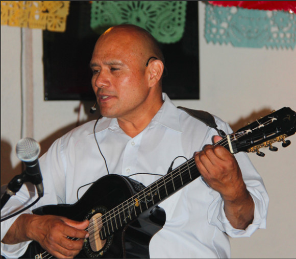 Alejandro Gonz&aacute;lez con una de las guitarras de su colecci&oacute;n, interpreta con sentimiento los temas mexicanos que dan al ambiente de sus famoso restaurantes el ambiente inconfundible, en donde el buen comer es solo parte de una experiencia cultural total e inolvidable.