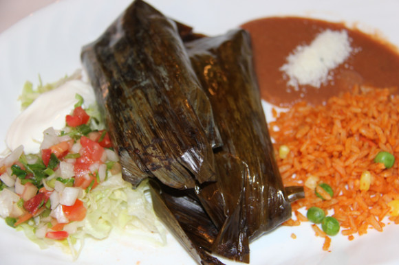 El Tamal Oaxaque&ntilde;o envuelto en hoja de banano y acompa&ntilde;ado del sofisticado mole poblano, inunda el ambiente con aromas de tr&oacute;pico y nos trasporta miles de kil&oacute;metros junto al fog&oacute;n de una abuelita mexicana que con su sonrisa y sabidur&iacute;a alimenta cuerpo y alma.