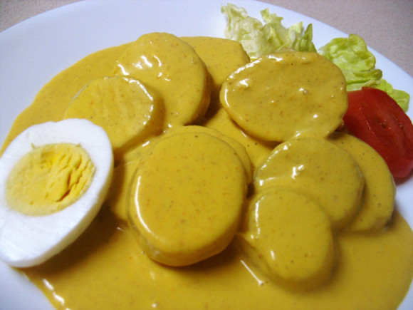 La &ldquo;Papa a la Huanca&iacute;na&rdquo; con su famosa salsa de queso y aj&iacute;, acompa&ntilde;ada de huevo cocido, es una receta vinculada a las serran&iacute;as peruanas de Huancayo y existen varias versiones sobre su origen. Para darle la consistencia a la salsa utilizan pan molido.