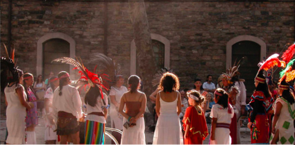 San Marcos tiene dos jardines laterales grandes. Es la segunda iglesia m&aacute;s antigua de la ciudad de Nueva York y en ella cada a&ntilde;o Mano a Mano celebra el D&iacute;a de Muertos en el patio de esta hist&oacute;rica iglesia con danzantes y ritos prehisp&aacute;nicos.