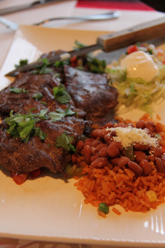 Una humilde Carne Asada se transforma en un suculento platillo al acompa&ntilde;arla por unos frijoles frescos preparados tradicionalmente con el epazote, para evitar las consecuencias digestivas propias. La ensalada de lechuga, tomates y jalape&ntilde;os org&aacute;nicos son una sinfon&iacute;a al color y a la vida.