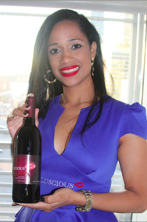 Las hermosas modelos hispanas ofrecieron exquisitos vinos y rones para complementar la recepción de apertura de las celebraciones del Mes de la Hispanidad organizadas por el Network Latino de The New York Times en Manhattan.