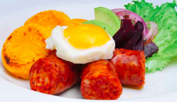 El Llapingacho, receta y presentaci&oacute;n del Chef Gerardo Le&oacute;n, instructor certificado 2010 por el Foro Panamericano de Asociaciones Gastron&oacute;micas Profesionales. El llapingacho es un plato tradicional ecuatoriano preparado con la tortilla de papa, chorizo, huevo frito, remolacha, aguacate y lechuga.