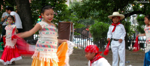 En el mismo jard&iacute;n-patio de San Marcos, los ni&ntilde;os mexicanos danzan y expresan orgullosos sus ra&iacute;ces culturales en medio de los manzanares y de los epitafios de hist&oacute;ricos personajes neoyorquinos.