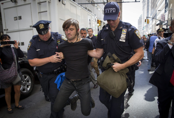 Un manifestante es arrestado durante la marcha "Inundemos Wall Street".