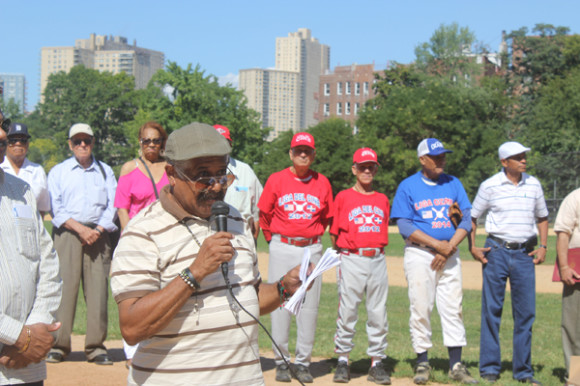 Rafael Herrera, presidente fundador del Comité de Apoyo de las Viejas Glorias Dominicanas, dice las palabras de bienvenidas.