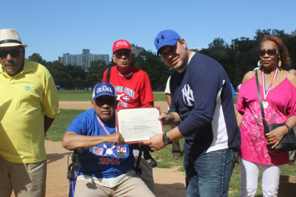 Luis Martínez, a quien se dedicó de manera especial este evento recibe un certificado del consejo municipal de Nueva York.