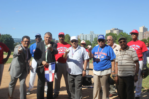 Los lanzamientos de honor estuvieron a cargo de César Presbott, escucha de los Yankees de Nueva York; el atleta Rafael Tobia, el periodista Rafael Peña y Luis Martínez.