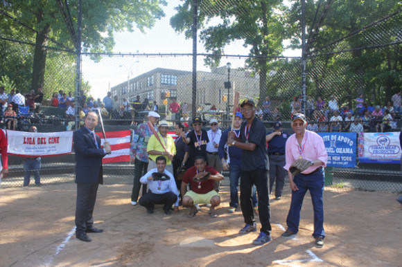 Fungieron como bateadores de honor Andrés Marmolejos, el vice-cónsul Nelson Pimentel y Antulio Martínez, ex jugador de los Leones del Escogido, los receptores el concejal Ydanis Rodríguez, Rafael Garcia Corazón, Roberto Rojas y como árbitros fungieron periodista Darío Abreu, Ramón Tallaj JR" Monchi ", Máximo Padilla presidente (Codex).