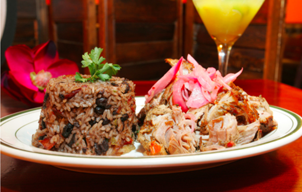 El pernil de cerdo acompañado del tradicional arroz con gandules fue otro de los platos tradicionales caribeños que se sirvieron durante la recepción.