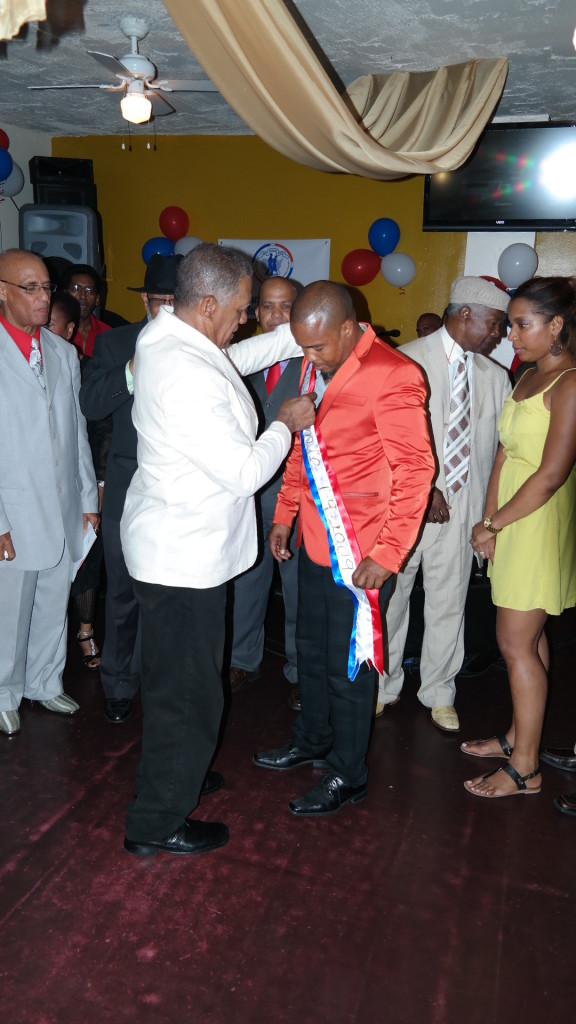  El presidente saliente Genaro Cordero inpone la banda presidencial a Jos&eacute; Abreu (el chino). 