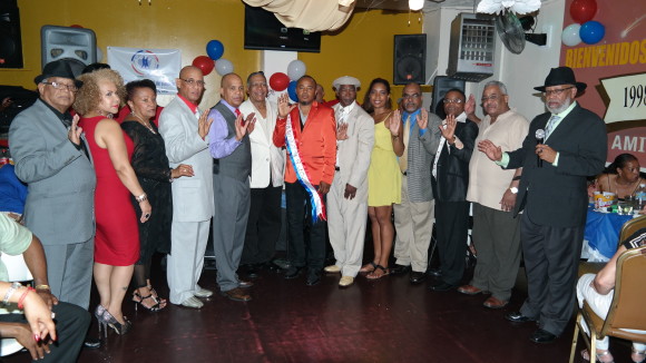 Momento en que el  Asesor del Centro Cultural y Social de bailadores de Son en New York, David Williams, juramentaba a la nueva directiva que preside Jos&eacute; Abreu (el chino).