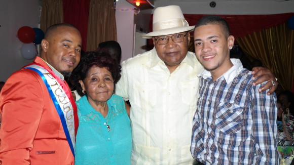 De izquierda a la derecha Jos&eacute; Abreu (el chino), Elupina Terrero de Abreu, el maestro Cheche Abreu junto a su esposa y su nieto Jose Abreu.