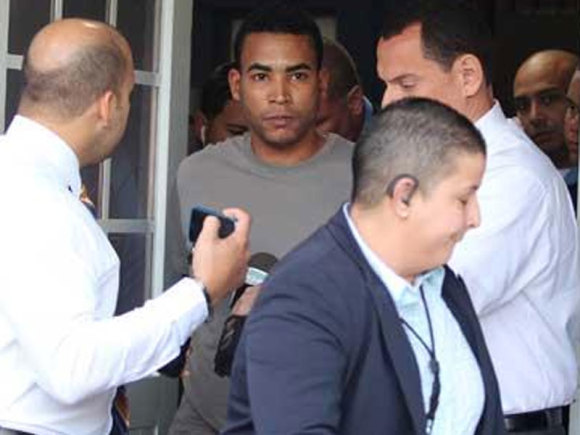 El reguetonero Don Omar fue arrestado en su residencia de Puerto Rico por amenazar a su pareja y espera en dependencias policiales a que la Fiscal&iacute;a determine si mantiene la acusaci&oacute;n por violencia dom&eacute;stica.