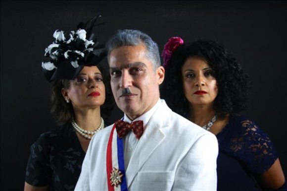 De izda. a dcha., Adriana Sananes como "Do&ntilde;a Mar&iacute;a", Jos&eacute; Cheo Oliveras como "Rafael Trujillo" y Eva V&aacute;squez como "la amante", protagonizan "La ca&iacute;da de Rafael Trujillo" de Carmen Rivera, en el Teatro C&iacute;rculo de Nueva York, que lleva a escena una serie de intrigas que desembocan en la ca&iacute;da del dictador dominicano, asesinado en 1961.