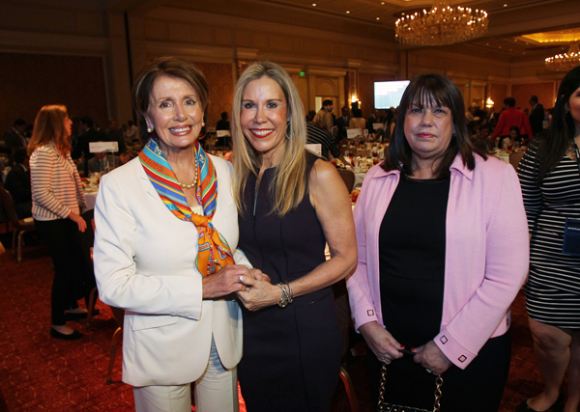 Speaker Nancy Pelosi felicitando a Gail Smith con Norma Abbene - Abbene Smith Global.