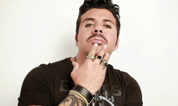 Tony Rodríguez caracterizado como Ricardo Fort en la pieza "My Way".