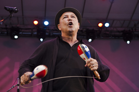 La política también ha estado presente en su música con discos como "Buscando América", que este año cumple tres décadas.