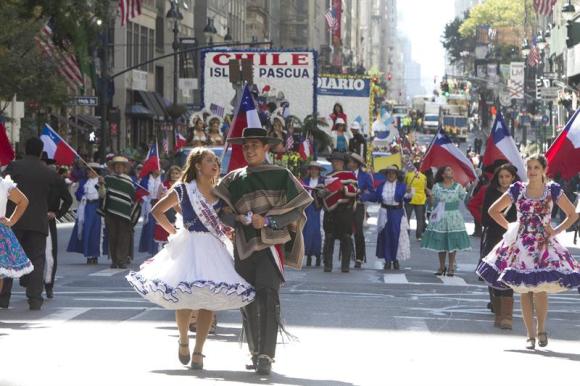  Integrantes de la delegaci&oacute;n de Chile desfilan. 
