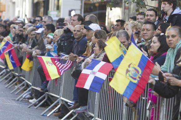 P&uacute;blico de origen latinoamericano observa el desfile.