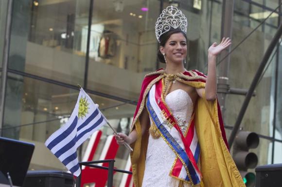 La reina del Desfile de la Hispanidad, la uruguaya Mikaela Gabriela Gongora, saluda durante la celebraci&oacute;n del D&iacute;a de la Hispanidad.