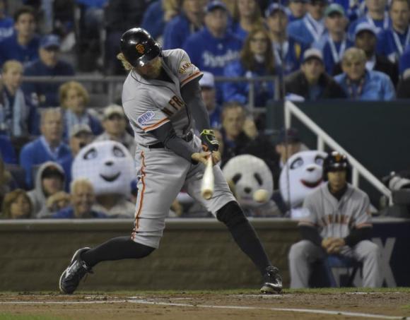 Hunter Pence de los Gigantes en acci&oacute;n durante el s&eacute;ptimo partido.
