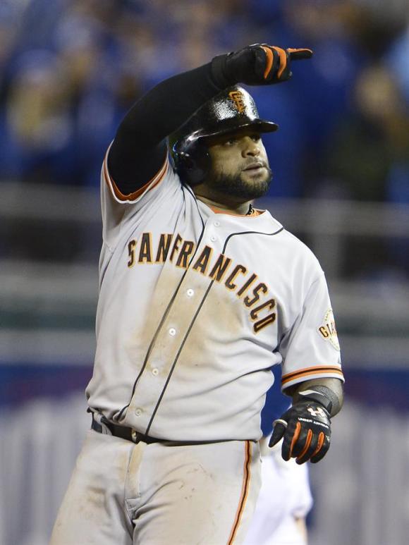 El jugador de Gigantes Pablo Sandoval celebra despu&eacute;s de batear un doble.