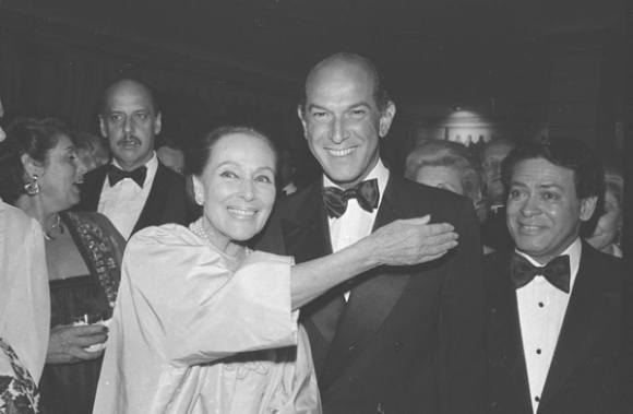 Don Oscar de la Renta en esta foto histórica del 7 de mayo de 1981 en el famoso hotel Pierre de Manhattan junto a la actriz mexicana Dolores del Río, apoyando una cena de beneficencia para la “Casita María”, de servicio a las comunidades hispana y afroamericana de Harlem y El Bronx.