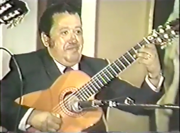 El Lic. Arturo Hidalgo durante el concierto en Homenaje a Gonzalo Benítez en la Fundación Guayasamín (1982).