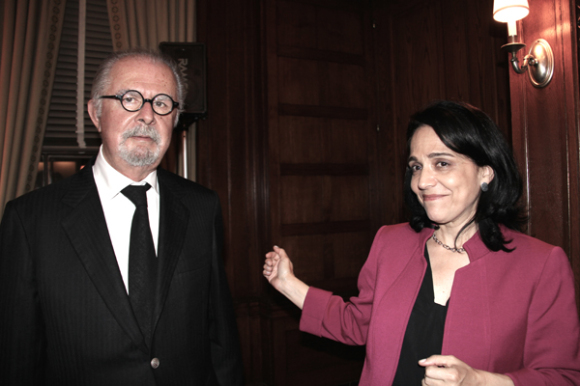 Especial esmero en la promoción del evento y la convocatoria a los medios puso la directora de prensa de la organización y compatriota del artista Adriana Larrota con quien aparece en la gráfica. El pintor que fue acompañado con su esposa de origen griego, con quien pasa la mayor parte de su tiempo en Europa, se mostró cordial a pesar de que no pudo ocultar su agobio por el exceso de interés de parte de los asistentes que le asediaban desesperados por obtener a como de lugar una foto o un autógrafo.